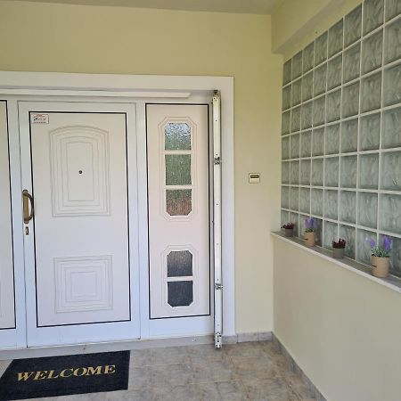 Ferienwohnung One Artemis Near The Sea And The Airport Exterior foto